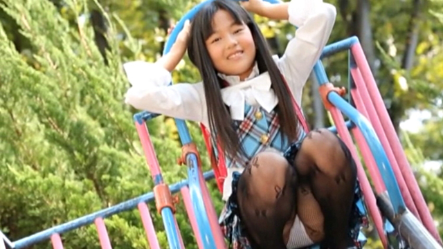 U12ジュニアアイドル伊杉あかなちゃんが制服網タイツ姿でしゃがみこんで白ビキ二ちらみせ