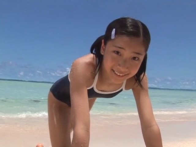 ビーチで四つん這いになるスクール水着姿のU15JCジュニアアイドル木内リカちゃん