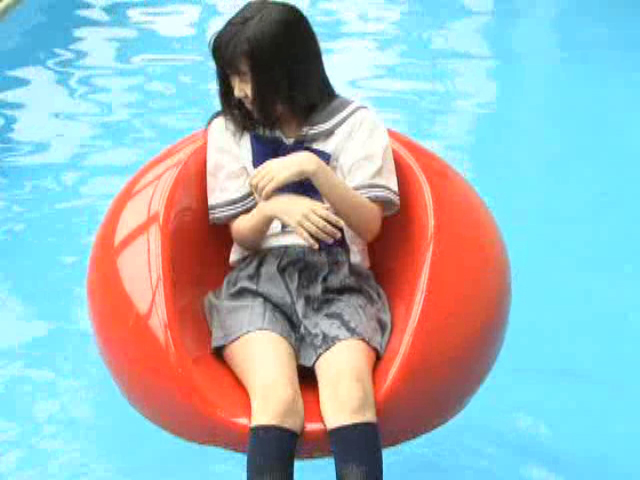 プールで浮き輪に浮かぶ制服姿のU15JCジュニアアイドル美月りんちゃん