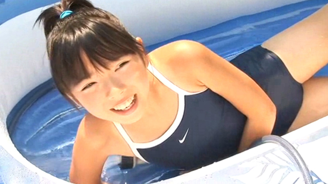 スクール水着姿でゴムプールで遊ぶU12JSジュニアアイドル筒井麦ちゃん。横に寝そべって笑顔の様子