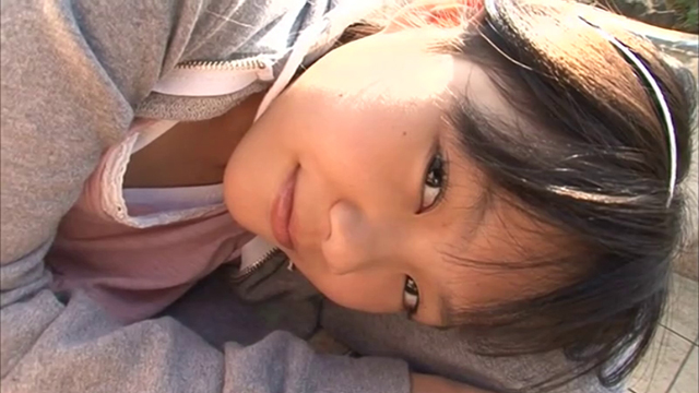 U12ジュニアアイドル宮田飛鳥ちゃんがカメラに微笑みかけている