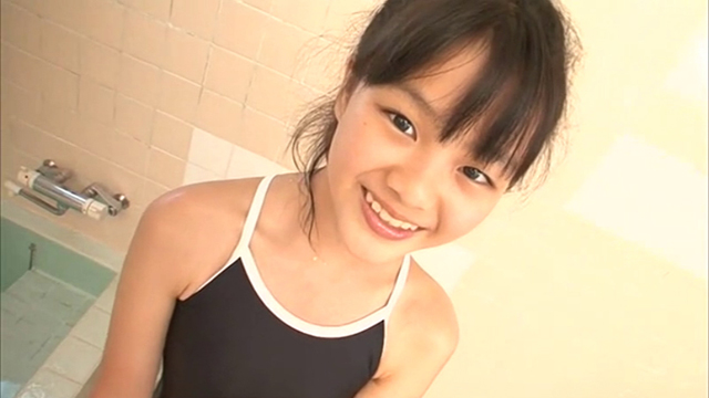バスルームでスクール水着姿で微笑むU12ジュニアアイドル宮田飛鳥ちゃん