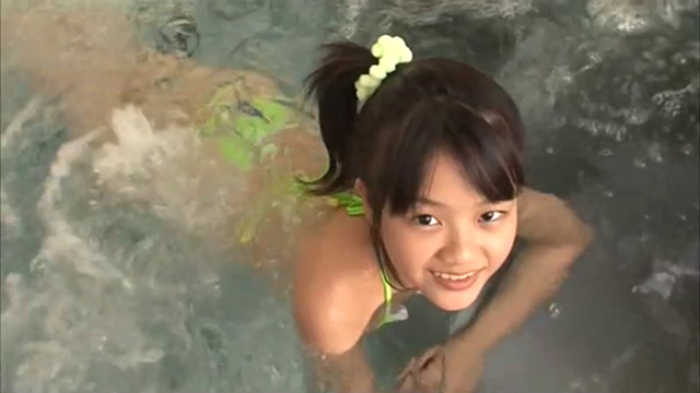 ジャグジーで入浴する水玉ビキ二姿のU12ジュニアアイドル宮田飛鳥ちゃん
