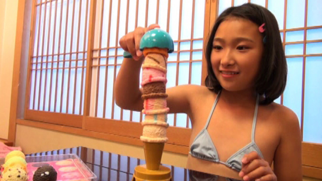 和室でおもちゃで遊ぶ水色ビキ二姿のU12JSジュニアアイドル春野奈々ちゃん