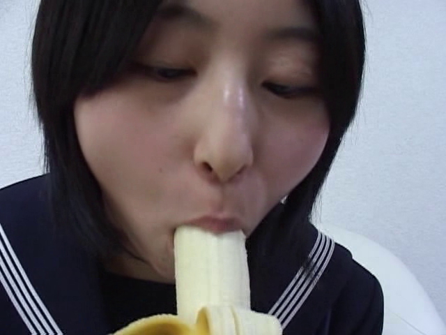 U15ジュニアアイドルAmiちゃんがバナナを咥えている