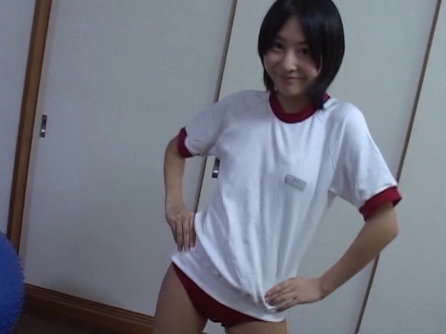 U15ジュニアアイドルAmiちゃんが体操服ブルマ姿で腰に手を当ててポージングしている