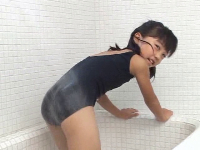 スクール水着姿のU12JSジュニアアイドル朝水れいちゃんが腰を曲げてお尻にシャワーをあてている