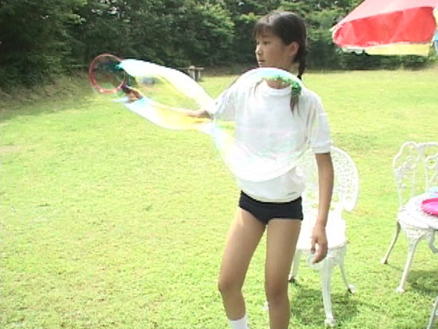 体操服ブルマ姿でシャボン玉遊びをするU12JSジュニアアイドル西文美ちゃん