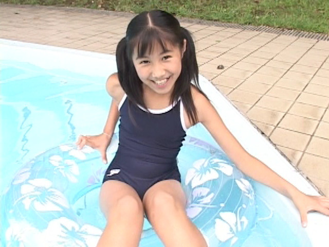 プールで浮き輪に浮かぶU12JSジュニアアイドル西文美ちゃん