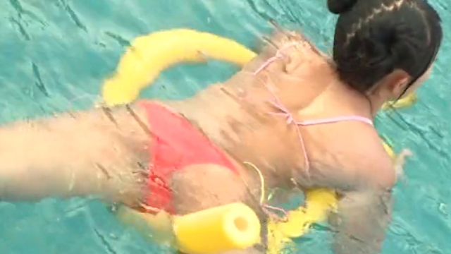 プールで遊ぶ極小ビキニ姿のU15JCジュニアアイドル北野四葉ちゃん