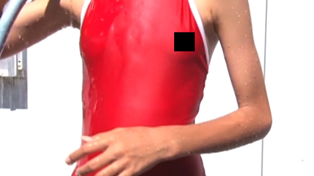 シャワーを浴びる赤のスクール水着姿のU12JCジュニアアイドル柳沢梨乃ちゃんの胸部