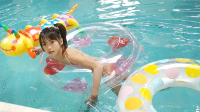 ボーダー柄の紐ビキ二姿でプールで浮き輪で遊ぶU12JSジュニアアイドルさわこちゃん