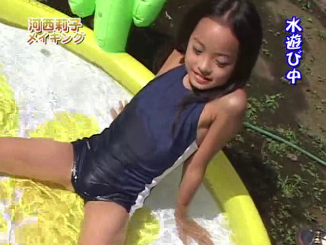 プールで水遊びするスクール水着姿のU12JSジュニアアイドル河西莉子ちゃん