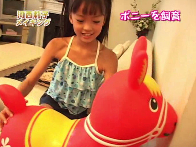 ポニーのおもちゃで遊ぶミニスカート水色水着姿のU12JSジュニアアイドル河西莉子ちゃん