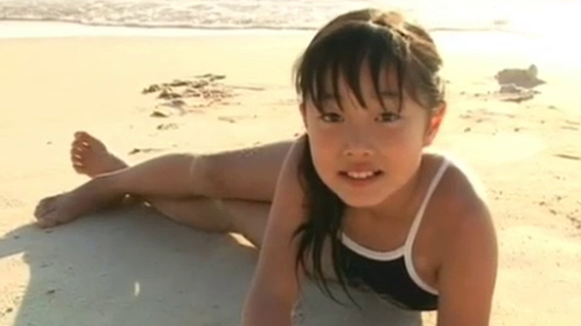 スクール水着姿でビーチでポージングするU12JSジュニアアイドル岡本桃佳ちゃん