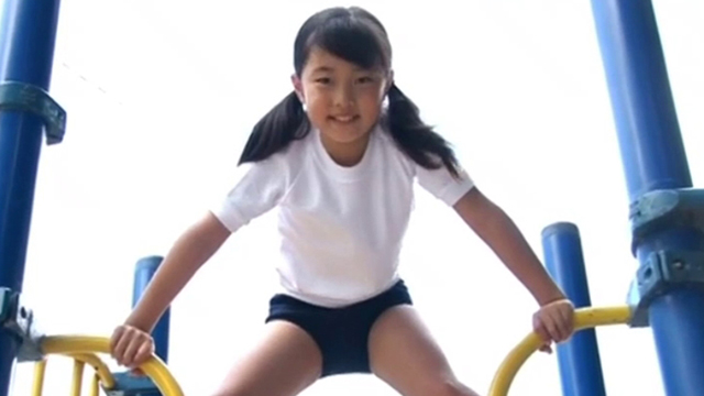 公園の遊具で遊ぶ体操服ブルマ姿のU12JSジュニアアイドル岡本桃佳ちゃん