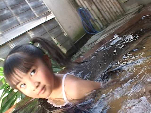 温泉入浴を楽しむスクール水着姿のU12JSジュニアアイドル三浦璃那ちゃん