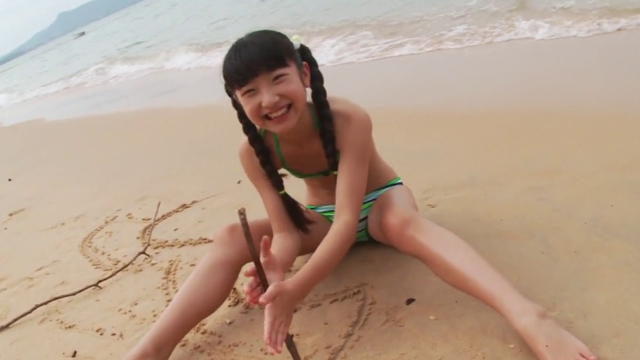 ビーチで砂遊びするビキ二姿のU12ジュニアアイドル佐々木桃華ちゃん