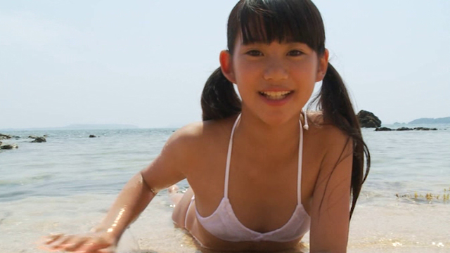 ビーチに腹ばいになりポージングする白のビキ二姿のU12JSジュニアアイドル竹下美羽ちゃん