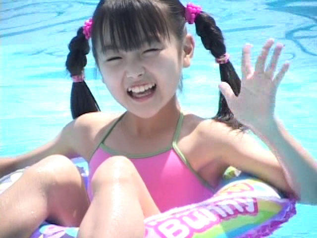 プールで浮き輪に浮いて手を振るピンクの水着姿のU12JSジュニアアイドル杏なつみちゃん