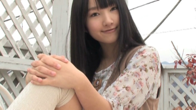 ワンピース姿のU15JCジュニアアイドル田中菜々ちゃんが膝を抱えて座っている