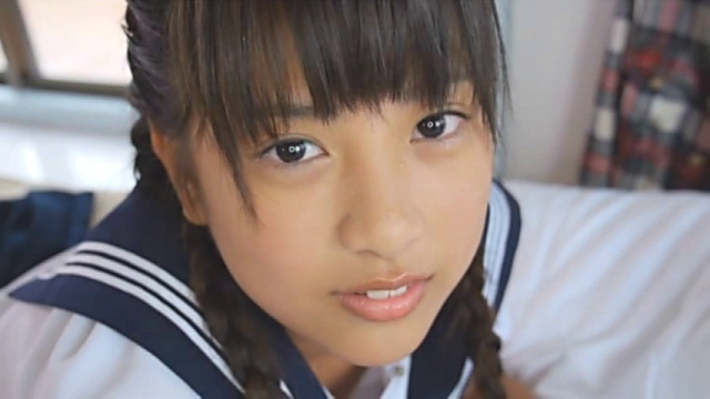 セーラー服姿のU15JCジュニアアイドル沖田彩花ちゃんがこちらに微笑んでいる