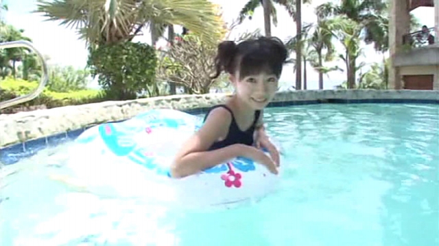 プールで浮き輪で遊ぶスクール水着姿のU15JCジュニアアイドル葉月らんちゃん
