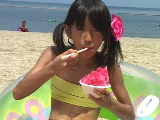 ビーチでカキ氷を頬張るチューブトップを着たU12JSジュニアアイドル苺ゆいちゃん