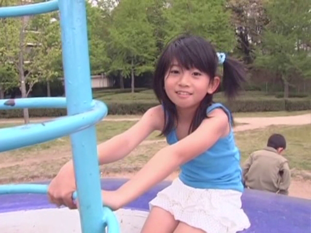 公園の遊具で遊ぶタンクトップにミニスカ姿のU12JSジュニアアイドル山口藍ちゃん
