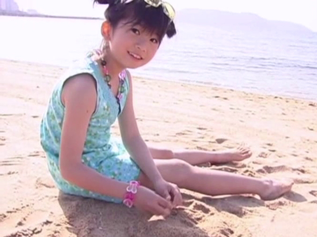ビーチで砂遊びする水色のワンピース姿のU12JSジュニアアイドル山口藍ちゃん