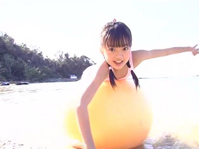 ビーチでバランスボールの上に覆いかぶさるピンクの水着姿のU12JSジュニアアイドル河西莉子ちゃん