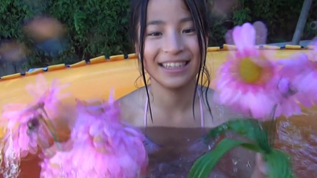 簡易プールでお花を手に微笑む青の極小ビキニ姿のU12JSジュニアアイドル中村早希ちゃん