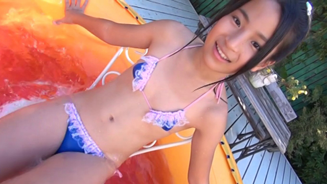 簡易プールで遊ぶ青の極小ビキニ姿のU12JSジュニアアイドル中村早希ちゃん