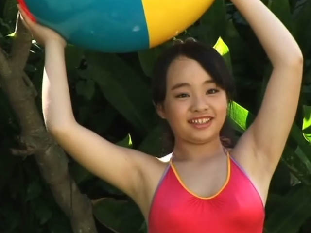 バランスボールを頭の上に掲げる赤の競泳水着姿のU12JSジュニアアイドル佐々木舞ちゃん
