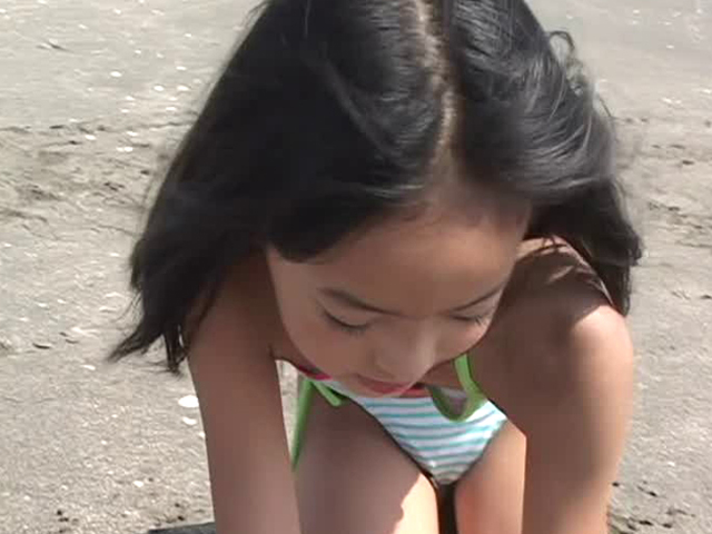 ビーチで四つん這いになって砂遊びするビキ二姿のU12JSジュニアアイドル河西莉子ちゃん