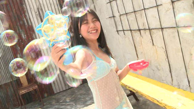 シャボン玉で遊ぶ水色ビキ二姿のU12ジュニアアイドル愛田夏加ちゃん