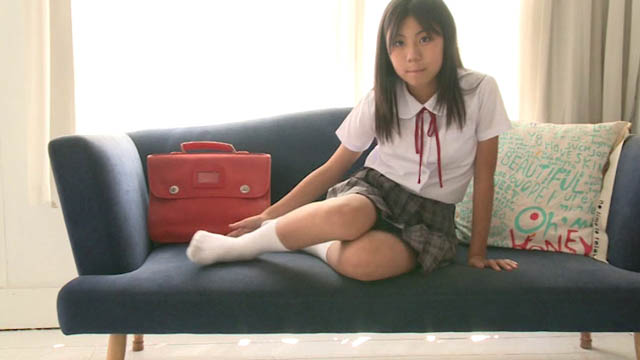 ソファーで座ってポージングする制服スｇ他のU12ジュニアアイドル愛田夏加ちゃん
