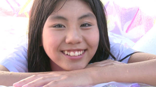 簡易プールの淵に両手を組んで顔をのせて微笑むU12ジュニアアイドル愛田夏加ちゃん