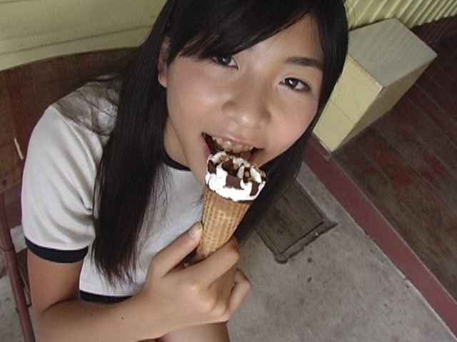 アイスを舐める体操服ブルマ姿のU15JCジュニアアイドル泉明日香ちゃん